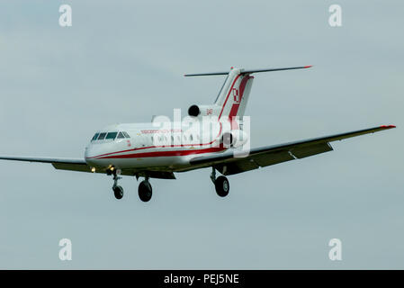 Armée de l'Air polonaise Yakovlev Yak-40 jet 047 (CN 9021560) à l'atterrissage à RAF Fairford pour l'Airshow de l'équipage. Avion de transport Banque D'Images