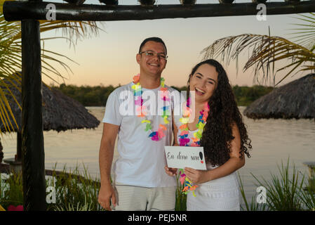 Passionné et heureux couple après avoir accepté le mariage, diverses poses et les interactions de ce nouveau couple Banque D'Images