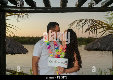 Passionné et heureux couple après avoir accepté le mariage, diverses poses et les interactions de ce nouveau couple Banque D'Images