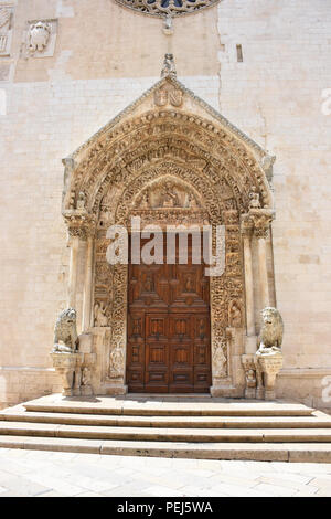 L'Italie, région des Pouilles, Altamura, Cathédrale de Santa Maria Assunta, gate et des sculptures de la façade principale. Banque D'Images