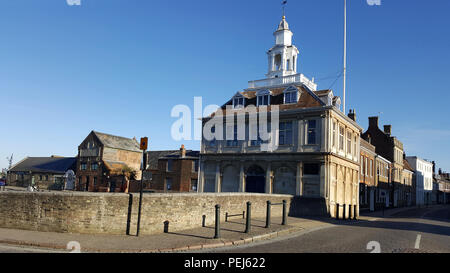 Custom House avec la statue du capitaine George Vancouver, Kings Lynn, Norfolk, UK Banque D'Images