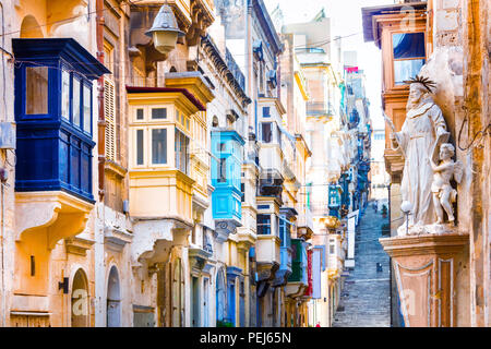 Maisons colorées traditionnelles à La Valette, Malte. Banque D'Images