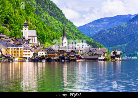 Hallstatt impressionnant village, avec vue sur lac et vieille cathédrale,Autriche. Banque D'Images