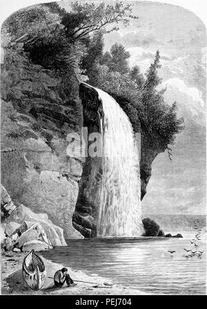 Tirage d'époque en noir et blanc représentant un homme assis sur une petite bande de plage, en face d'un canot, avec la cascade Cascade d'argent à l'arrière-plan, situé près de la ville de Harts Location à New Hampshire, USA, publié dans William Cullen Bryant's edited volumes 'Amérique pittoresque ; ou, le pays dans lequel nous vivons", 1872. Avec la permission de Internet Archive. () Banque D'Images