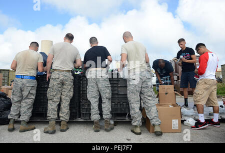 Andersen de l'équipe d'aviateurs trier par le don de vêtements et de chaussures en préparation pour l'Opération Goutte de Noël le 4 décembre 2015, à la base aérienne d'Andersen, Guam. Mois menant à la liste déroulante des dates, les bénévoles de créer des boîtes de dépôt de dons et de recueillir des fonds auprès des entreprises locales et des citoyens. Une semaine avant la chute, bénévole des aviateurs, soldats, marins, marines, les civils, les entrepreneurs et les familles d'aider à ramasser et trier les dons. (U.S. Air Force photo par un membre de la 1re classe Arielle Vasquez/libérés) Banque D'Images