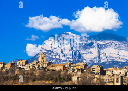 Beau village d'Ainsa, visionner des montagnes et des maisons traditionnelles,Espagne. Banque D'Images