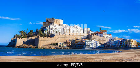 Beau village de Peniscola,voir avec des maisons blanches et vieux château,Espagne. Banque D'Images