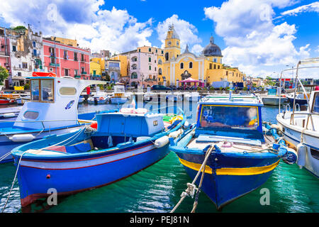 Belle île de Procida, vue aux maisons colorées et des bateaux de pêche traditionnels, Campanie, Italie. Banque D'Images