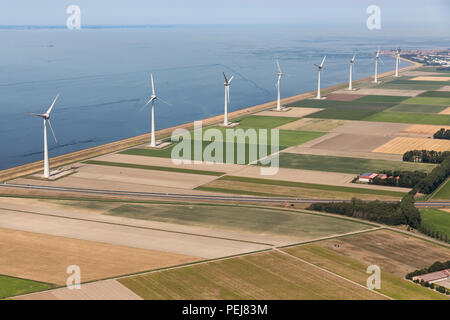 Vue aérienne du paysage agricole néerlandais aux éoliennes le long de la côte Banque D'Images