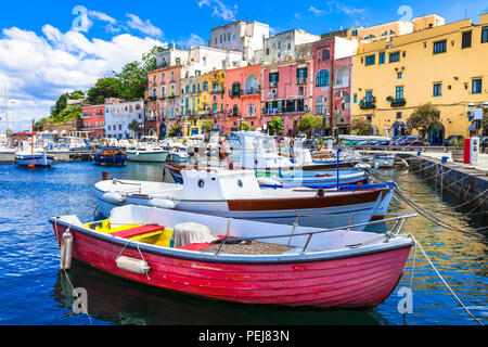 Belle île Procida,voir avec les bateaux de pêche et des maisons,Italie. Banque D'Images