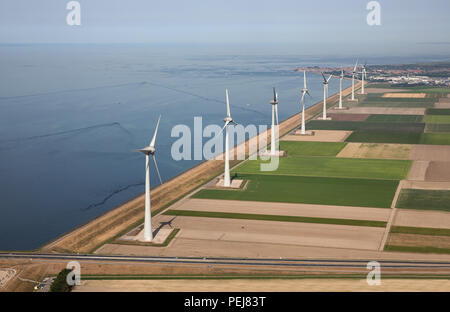 Vue aérienne du paysage agricole néerlandais aux éoliennes le long de la côte Banque D'Images