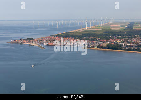 Vue aérienne Dutch village de pêche avec la côte le long de parc éolien offshore Banque D'Images