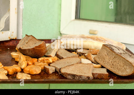 Des tas de tranches de pain rassis et d'autres produits de boulangerie rassis. Jeter le pain et l'achat du pain sans trop le besoin. Les stocks ou de biscottes pour un po Banque D'Images