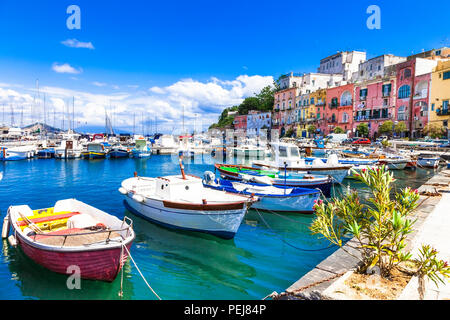 Belle île Procida,voir avec les bateaux traditionnels et maisons,Campania, Italie Banque D'Images