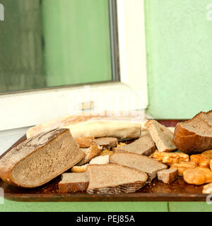 Des tas de tranches de pain rassis et d'autres produits de boulangerie rassis. Jeter le pain et l'achat du pain sans trop le besoin. Les stocks ou de biscottes pour un po Banque D'Images