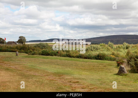 Le centre de visiteurs à Culloden, avec des pierres tombales de clan à l'avant-plan des Jacobites tués à la bataille de Culloden en 1746 Banque D'Images