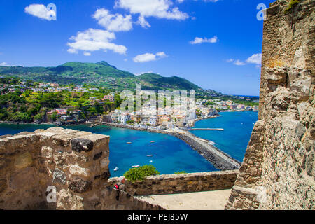 Belle vue depuis l'île de Ischia,château,Campania,Italie. Banque D'Images