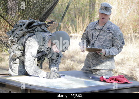 Les soldats d'infanterie de la Joint Readiness Training Center, Opérations Groupe - y compris "Geronimo" des soldats du 1er bataillon du 509e Parachute Infantry Regiment - sont testés pour le Badge d'infanterie d'experts le 9 décembre près de Fort Polk, en Louisiane Les événements aboutissent le 11 décembre avec un 12-Mile Road mars et cérémonie de remise des diplômes pour ces soldats qui gagne la BEI, qui respectent ou dépassent les normes de tâches liées à l'infanterie. Banque D'Images