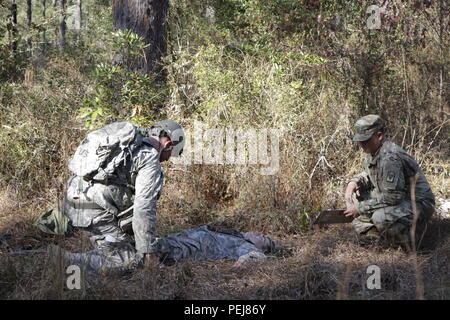 Les soldats d'infanterie de la Joint Readiness Training Center, Opérations Groupe - y compris "Geronimo" des soldats du 1er bataillon du 509e Parachute Infantry Regiment - sont testés pour le Badge d'infanterie d'experts le 9 décembre près de Fort Polk, en Louisiane Les événements aboutissent le 11 décembre avec un 12-Mile Road mars et cérémonie de remise des diplômes pour ces soldats qui gagne la BEI, qui respectent ou dépassent les normes de tâches liées à l'infanterie. Banque D'Images