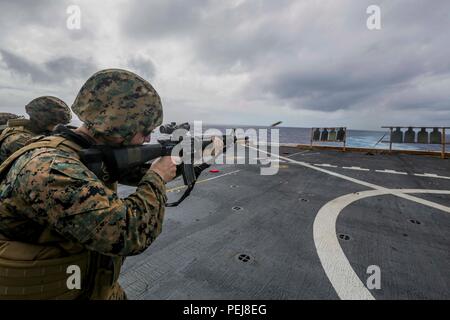 Océan Pacifique (déc. 2, 2015) U.S. Marine Cpl. Les feux de Noël Terry un fusil M16 au cours d'un tournage de pont à bord du USS Anchorage (LPD 23). Noël est un technicien en avionique à l'escadron 161 à rotors basculants moyen maritime (renforcée), 15e Marine Expeditionary Unit. La 15e MEU est en revenant d'un déploiement de sept mois de routine à l'US Central Command Pacific et domaines de responsabilité. (U.S. Marine Corps photo par le Sgt. Jamean Berry/libérés) Banque D'Images