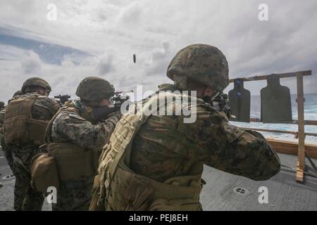 Océan Pacifique (déc. 2, 2015) Les Marines américains avec l'escadron 161 à rotors basculants moyen maritime (renforcée), 15e Marine Expeditionary Unit, feu fusils M16 au cours d'un tournage de pont à bord du USS Anchorage (LPD 23). La 15e MEU est en revenant d'un déploiement de sept mois de routine à l'US Central Command Pacific et domaines de responsabilité. (U.S. Marine Corps photo par le Sgt. Jamean Berry/libérés) Banque D'Images