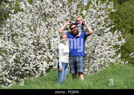 Jeune couple avec bébé au printemps Grande-bretagne Uk Banque D'Images