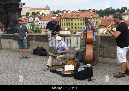 Les musiciens de Jazz Jazz, groupe jouant de la musique live sur le Pont Charles, Prague, République Tchèque Banque D'Images