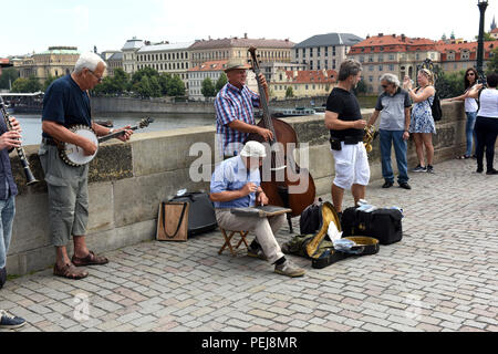 Les musiciens de Jazz Jazz, groupe jouant de la musique live sur le Pont Charles, Prague, République Tchèque Banque D'Images