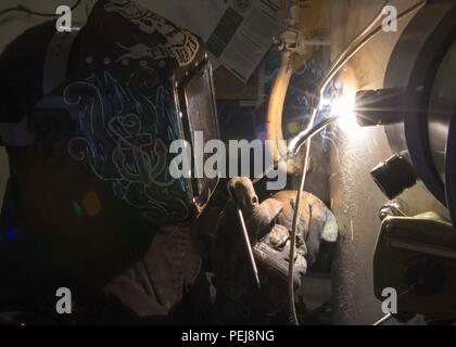 151207-N-AO823-214 Mer Egée (déc. 7, 2015) -- 3ème classe technicien d'entretien des coques S. Jones soudures un amplificateur de téléphone à bord du destroyer lance-missiles USS Bulkeley (DDG 84). Bulkeley, partie de la Harry S. Truman Strike Group, mène des opérations navales dans la sixième flotte américaine zone d'opérations à l'appui de la sécurité nationale des États-Unis en Europe et en Afrique. (U.S. Photo par marine Spécialiste de la communication de masse 2e classe M.J. Lieberknecht/libérés) Banque D'Images