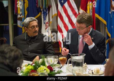 Le Secrétaire de la Défense Ash Carter parle avec le ministre indien de la Défense Manohar Parrikar lors d'un dîner au Pentagone, le 9 décembre 2015. Les deux dirigeants se sont rencontrés pour discuter de questions d'intérêt commun. (DoD photo par le conseiller-maître Sgt. Adrian Cadix)(1992) Banque D'Images