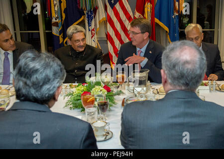 Le Secrétaire de la Défense Ash Carter parle avec le ministre indien de la Défense Manohar Parrikar lors d'un dîner au Pentagone, le 9 décembre 2015. Les deux dirigeants se sont rencontrés pour discuter de questions d'intérêt commun. (DoD photo par le conseiller-maître Sgt. Adrian Cadix)(1992) Banque D'Images