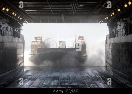 151130-N-GR361-012 GOLFE D'ADEN (nov. 30, 2015) Un landing craft air cushion (LCAC) quitte le pont du coffre du quai de transport amphibie USS Arlington (LPD 24). La zone fait partie de la groupe amphibie Kearsarge (ARG) et, avec la 26e unité expéditionnaire de Marines embarqués (MEU), est déployé à l'appui d'opérations de sécurité maritime et les efforts de coopération en matière de sécurité dans le théâtre dans la 5e flotte américaine zone d'opérations. (U.S. Photo par marine Spécialiste de la communication de masse Seaman Kaleb R. Staples/libérés) Banque D'Images