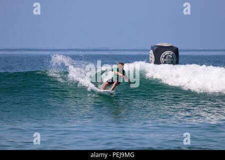 Alan Cleland en compétition dans l'US Open de surf 2018 Banque D'Images