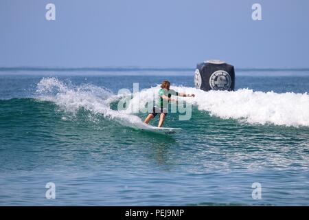 Alan Cleland en compétition dans l'US Open de surf 2018 Banque D'Images