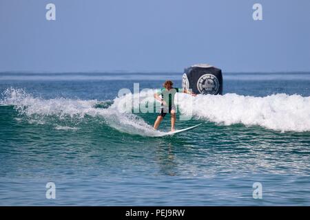 Alan Cleland en compétition dans l'US Open de surf 2018 Banque D'Images