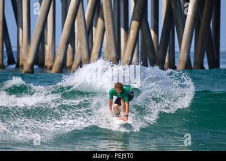 Alan Cleland en compétition dans l'US Open de surf 2018 Banque D'Images