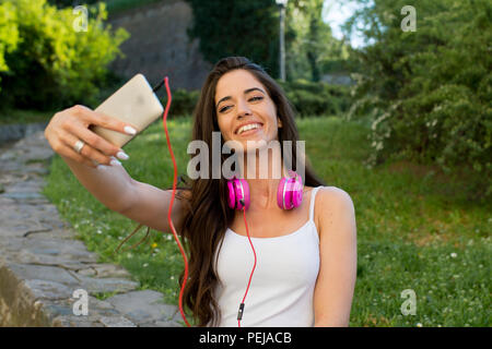 Jolie teen girl taking autoportraits avec son smart phone Banque D'Images
