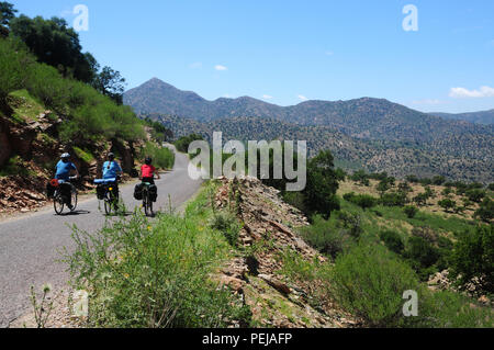 Trois cyclistes randonnées dans les basses collines de l'Anti Atlas au Maroc Banque D'Images