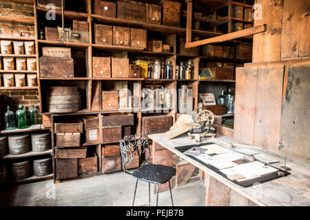 Stabler-Leadbeater Apothecary Museum intérieur Alexandria Virginia / ALEXANDRIA, Virginie, États-Unis — le Stabler-Leadbeater Apothecary Museum est conservé sur South Fairfax Street, sa façade du XVIIIe siècle témoigne de l'héritage colonial de la vieille ville d'Alexandria. À l'intérieur, les étagères bordées de bouteilles de médicaments antiques, d'herbes et d'équipements pharmaceutiques offrent un aperçu des premières pratiques médicinales américaines. Banque D'Images