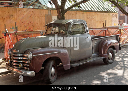 1950 Chevrolet pickup garé dans une rue de Vancouver, BC, Canada Banque D'Images