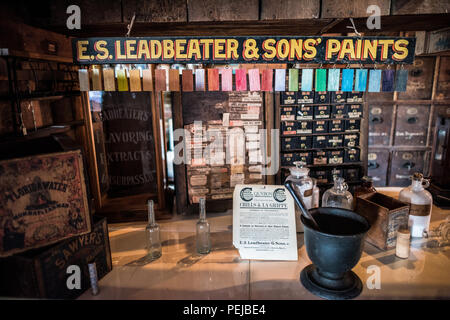 Stabler-Leadbeater Apothecary Museum intérieur Alexandria Virginia / ALEXANDRIA, Virginie, États-Unis — le Stabler-Leadbeater Apothecary Museum est conservé sur South Fairfax Street, sa façade du XVIIIe siècle témoigne de l'héritage colonial de la vieille ville d'Alexandria. À l'intérieur, les étagères bordées de bouteilles de médicaments antiques, d'herbes et d'équipements pharmaceutiques offrent un aperçu des premières pratiques médicinales américaines. Banque D'Images