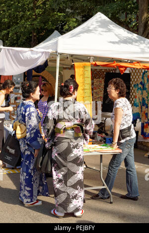 Deux femmes portant des kimonos japonais traditionnels au Powell Street Festival annuel à Japantown, Vancouver, C.-B., Canada Banque D'Images