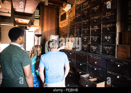 Stabler-Leadbeater Apothecary Antique Medicine Drawers Alexandria Virginie // ALEXANDRIA, Virginie, États-Unis — le musée historique Stabler-Leadbeater Apothecary est conservé sur South Fairfax Street, sa façade du XVIIIe siècle témoigne de l'héritage colonial de la vieille ville d'Alexandria. À l'intérieur, les étagères bordées de bouteilles de médicaments antiques, d'herbes et d'équipements pharmaceutiques offrent un aperçu des premières pratiques médicinales américaines. Banque D'Images