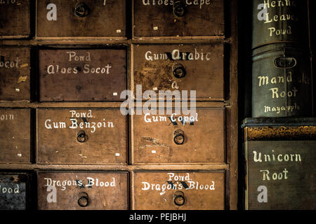 Stabler-Leadbeater Apothecary Antique Medicine Drawers Alexandria Virginie // ALEXANDRIA, Virginie, États-Unis — le musée historique Stabler-Leadbeater Apothecary est conservé sur South Fairfax Street, sa façade du XVIIIe siècle témoigne de l'héritage colonial de la vieille ville d'Alexandria. À l'intérieur, les étagères bordées de bouteilles de médicaments antiques, d'herbes et d'équipements pharmaceutiques offrent un aperçu des premières pratiques médicinales américaines. Banque D'Images