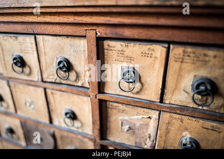Stabler-Leadbeater Apothecary Antique Medicine Drawers Alexandria Virginie // ALEXANDRIA, Virginie, États-Unis — le musée historique Stabler-Leadbeater Apothecary est conservé sur South Fairfax Street, sa façade du XVIIIe siècle témoigne de l'héritage colonial de la vieille ville d'Alexandria. À l'intérieur, les étagères bordées de bouteilles de médicaments antiques, d'herbes et d'équipements pharmaceutiques offrent un aperçu des premières pratiques médicinales américaines. Banque D'Images