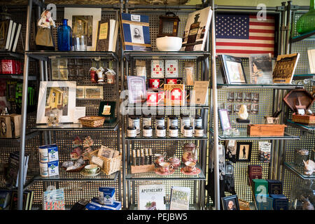 Stabler-Leadbeater Apothecary Museum intérieur Alexandria Virginia / ALEXANDRIA, Virginie, États-Unis — le Stabler-Leadbeater Apothecary Museum est conservé sur South Fairfax Street, sa façade du XVIIIe siècle témoigne de l'héritage colonial de la vieille ville d'Alexandria. À l'intérieur, les étagères bordées de bouteilles de médicaments antiques, d'herbes et d'équipements pharmaceutiques offrent un aperçu des premières pratiques médicinales américaines. Banque D'Images