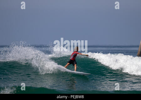 Jake qui se font concurrence sur les Marshall US Open de surf 2018 Banque D'Images