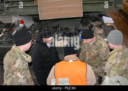 Les soldats du 3e Bataillon du 69e régiment de blindés et d'entrepreneurs de commandement du matériel de l'Armée de l'inventaire d'articles de base pour un M1A2 Abrams char de combat principal's à Mumaiciai, Lituanie 14 déc. Les soldats ont tourné leur équipement dans dans le cadre de la création d'un site de stockage de l'avant par l'Europe et de l'Armée de l'armée américaine Commande de matériel. Avoir du matériel stocké dans les pays alliés et les pays partenaires à l'échelle régionale permet un accès plus facile aux forces affectées que l'équipement quand et où il est nécessaire, de temps et de ressources à maximiser le temps disponible pour la formation. Banque D'Images