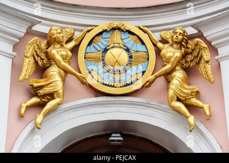 Anges tenant l'insigne de l'Ordre de Saint André le premier appelé ci-dessus entrée de la cathédrale Saint André à l'île Vassilievski à Saint-Pétersbourg, Banque D'Images