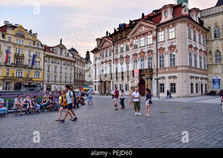 Place de la vieille ville de Prague avec Národní galerie immeuble dans le centre de vieille ville, République Tchèque Banque D'Images